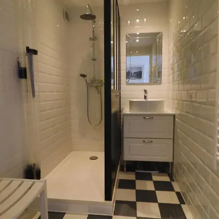 Magnifique 2 Pieces Renove Avec Terrasse Et Acces - Fr-1-472a-268 Apartment