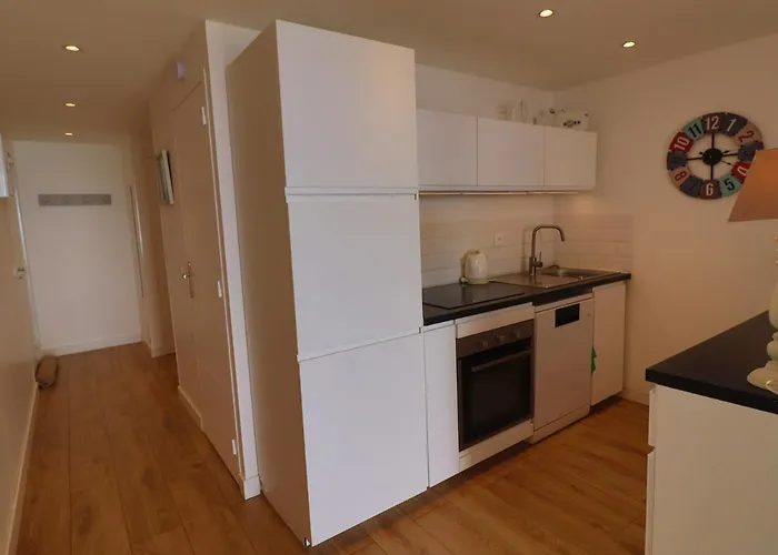 Magnifique 2 Pieces Renove Avec Terrasse Et Acces - Fr-1-472a-268 דירה *