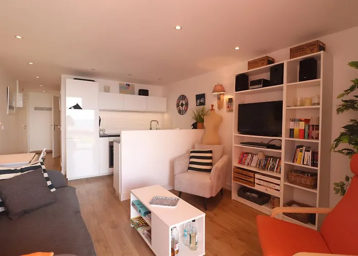 Magnifique 2 Pieces Renove Avec Terrasse Et Acces - Fr-1-472a-268 דירה *